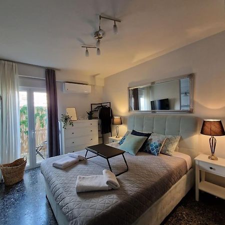 Chic Apt Near Acropolis - Avdi Square アテネ エクステリア 写真