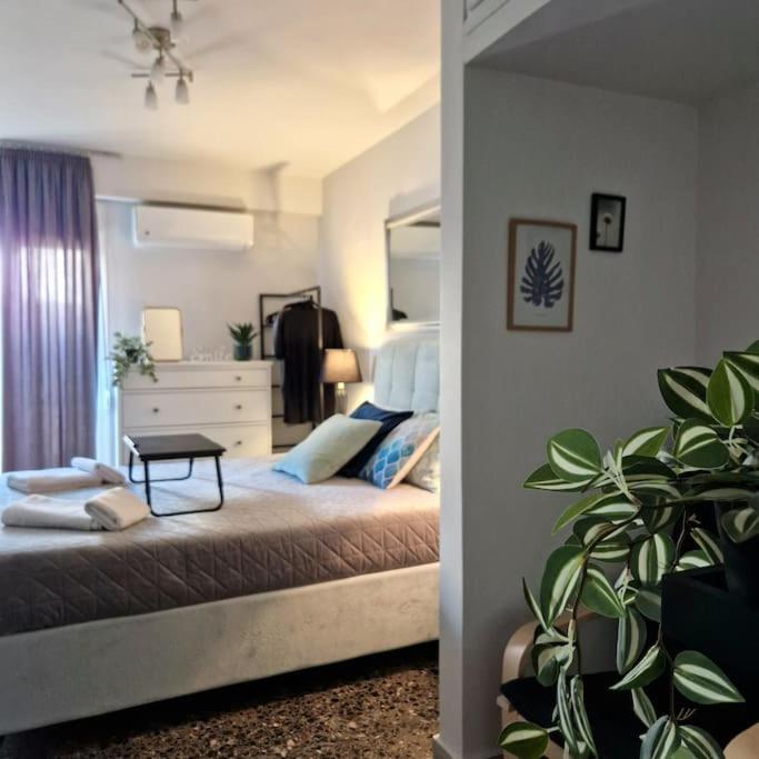 Chic Apt Near Acropolis - Avdi Square アテネ エクステリア 写真