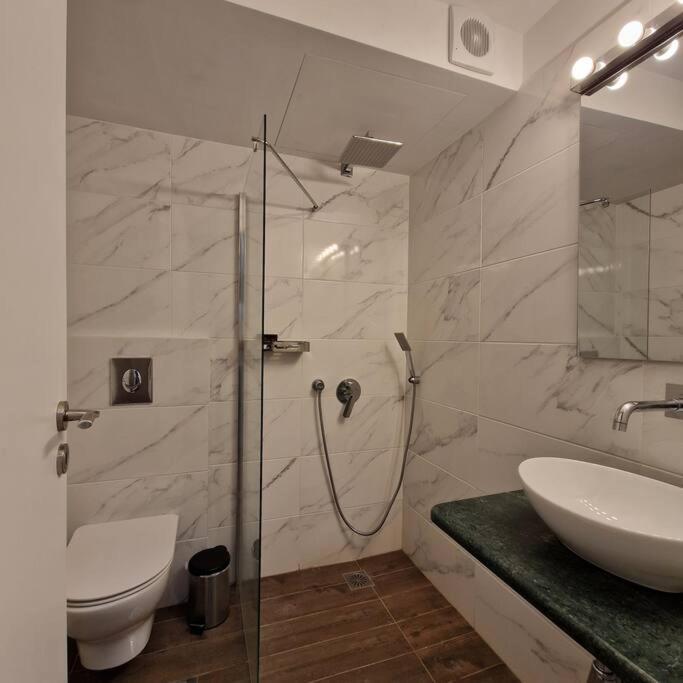 Chic Apt Near Acropolis - Avdi Square アテネ エクステリア 写真