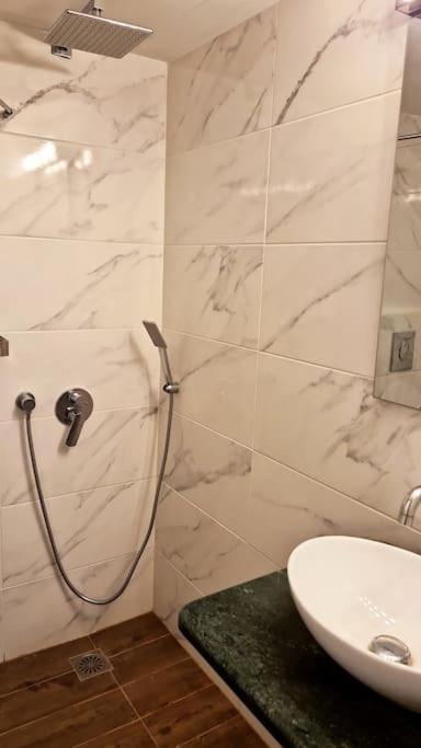 Chic Apt Near Acropolis - Avdi Square アテネ エクステリア 写真