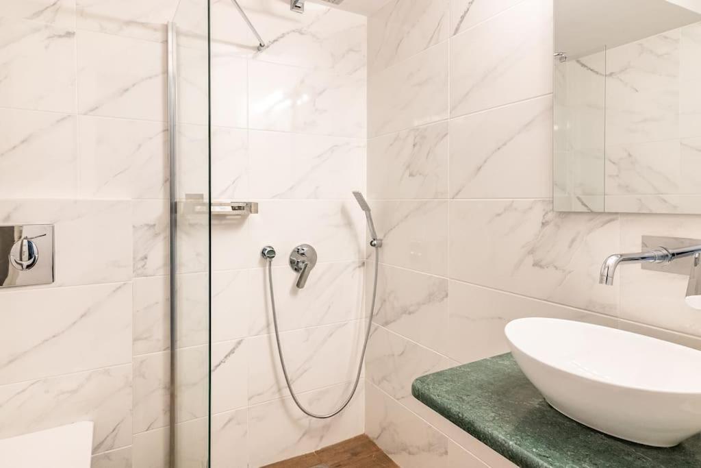 Chic Apt Near Acropolis - Avdi Square アテネ エクステリア 写真