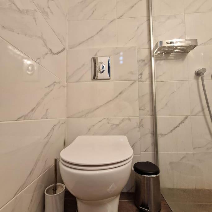 Chic Apt Near Acropolis - Avdi Square アテネ エクステリア 写真