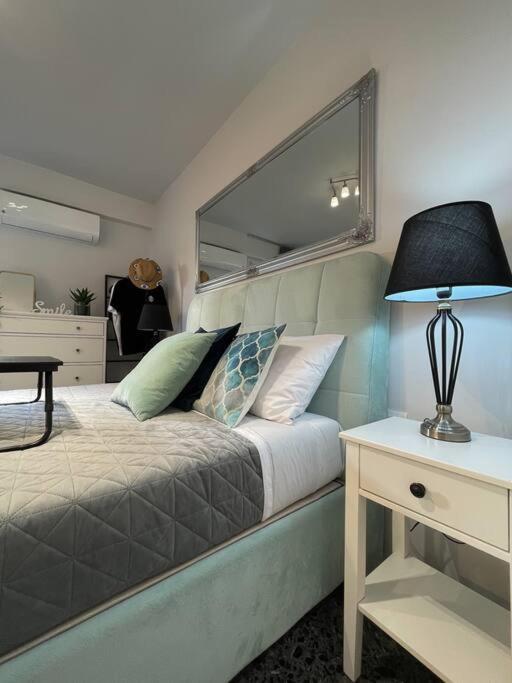 Chic Apt Near Acropolis - Avdi Square アテネ エクステリア 写真