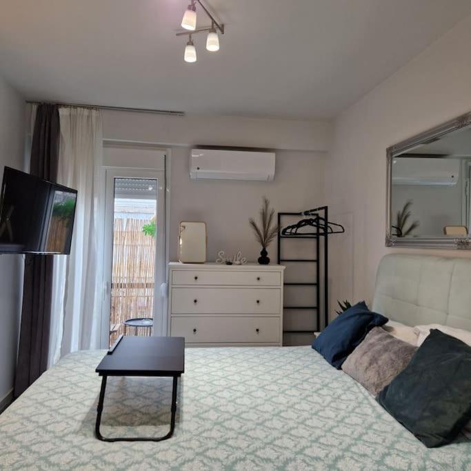 Chic Apt Near Acropolis - Avdi Square アテネ エクステリア 写真